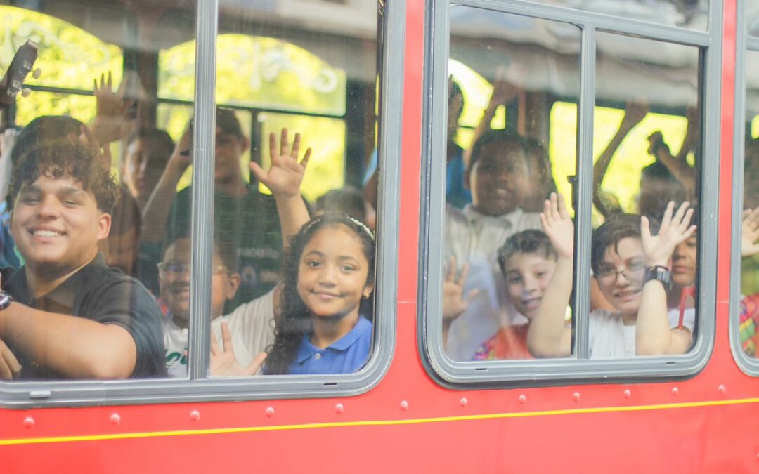 En un paseo para contemplar y aprender sobre la arquitectura patrimonial y lugares emblemáticos de la ciudad; niños y jóvenes de las Escuelas de Gaita del Instituto Municipal de la Gaita Ricardo Aguirre (IMGRA) celebraron este 28 de enero, Día de la Zulianidad, a bordo del Tranvía de Maracaibo.